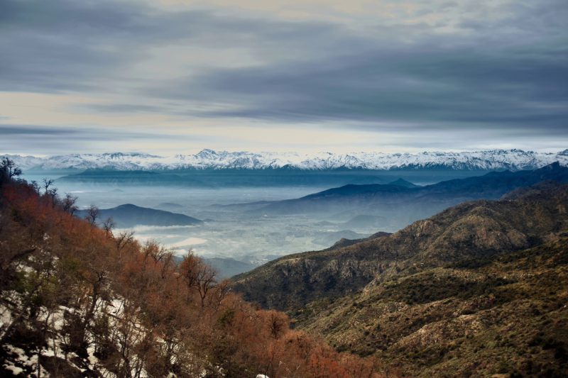 Panorámica del valle central de Chile con la cordillera de los Andes nevada al fondo